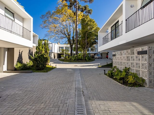 Casa com 121m² 3 quartos e 2 banheiros, à venda, no bairro Guabirotuba em Curitiba