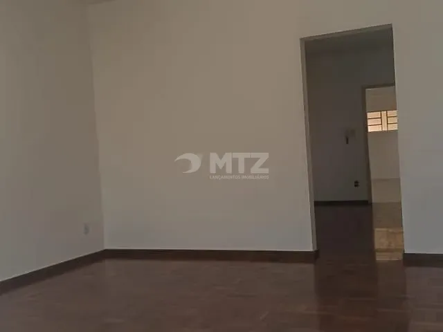 Casa com 320m² 2 quartos e 2 banheiros, à venda, no bairro Centro em Botucatu