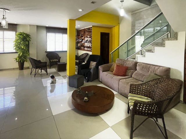 Casa com 210m² 4 quartos e 5 banheiros, à venda, no bairro Vila União em Fortaleza
