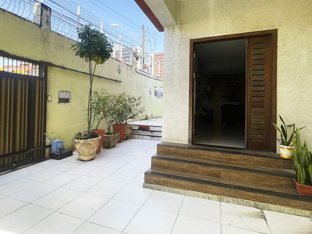 Casa com 210m² 4 quartos e 5 banheiros, à venda, no bairro Vila União em Fortaleza