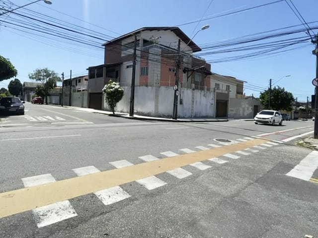 Casa com 210m² 4 quartos e 5 banheiros, à venda, no bairro Vila União em Fortaleza