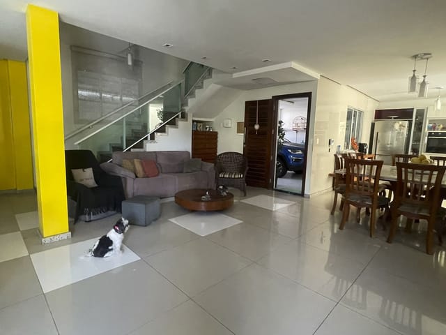 Casa com 210m² 4 quartos e 5 banheiros, à venda, no bairro Vila União em Fortaleza