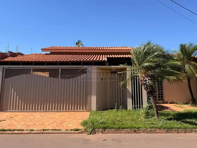 Casa 3 quartos e 2 banheiros, à venda ou para alugar, no bairro FLAMBOYANT em Chapadão do Sul