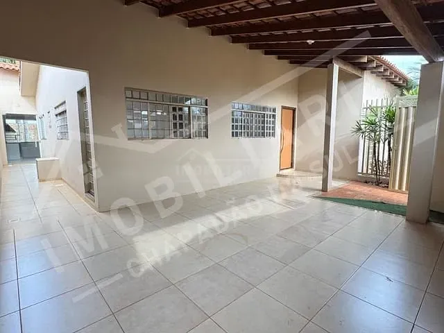Casa 3 quartos e 2 banheiros, à venda ou para alugar, no bairro FLAMBOYANT em Chapadão do Sul