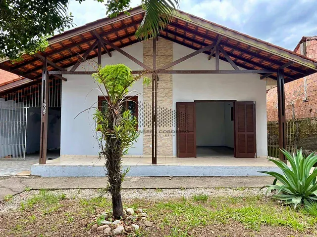 Casa 3 quartos e 1 banheiro, à venda, no bairro Piçarras em Guaratuba