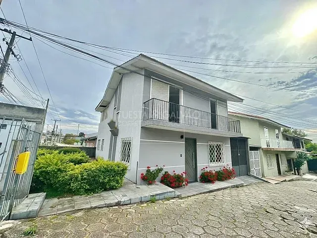 Casa com 200m² 3 quartos e 3 banheiros, à venda, no bairro Capão Raso em Curitiba