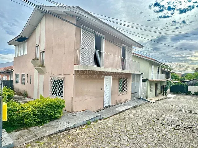 Casa com 200m² 3 quartos e 3 banheiros, à venda, no bairro Capão Raso em Curitiba
