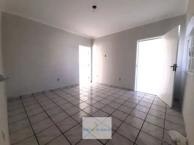 Casa com 280m² 3 quartos e 2 banheiros, para alugar, no bairro Parque Residencial Laranjeiras em Serra