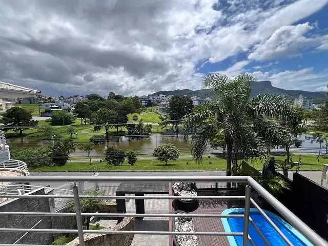 Casa com 360m² 3 quartos e 4 banheiros, à venda, no bairro Cidade Universitária Pedra Branca em Palhoça