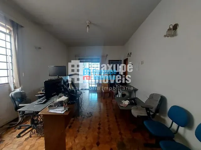 Casa com 543m² 4 quartos e 3 banheiros, à venda, no bairro Centro em Guaxupé