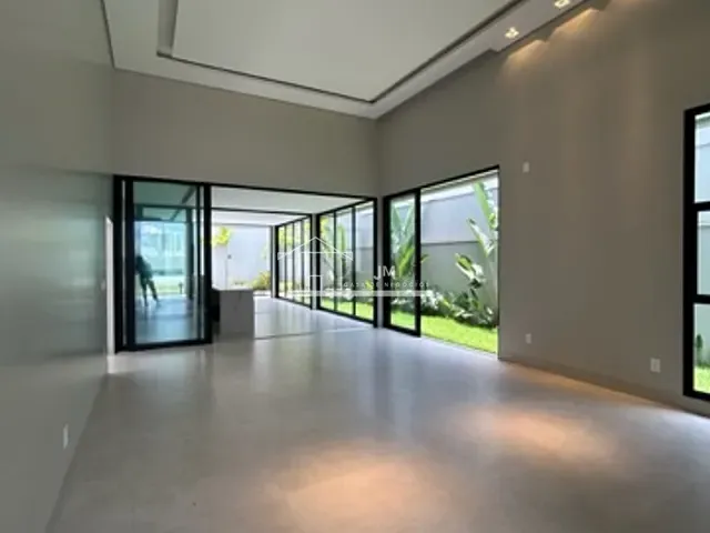 Casa com 483m² 4 quartos e 5 banheiros, à venda, no bairro Granja Marileusa em Uberlândia