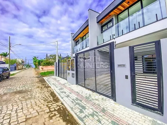 Casa com 154m² 3 quartos e 4 banheiros, à venda, no bairro Itacolomi em Balneário Piçarras