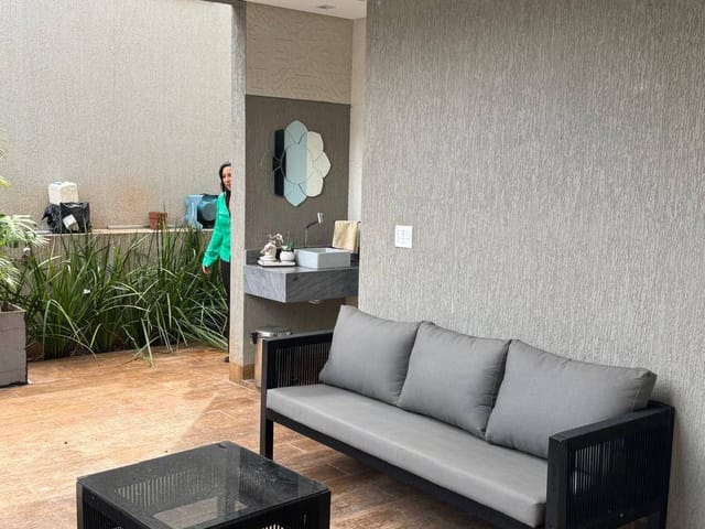 Casa com 390m² 3 quartos e 5 banheiros, para alugar, no bairro Jardins Valência em Goiânia