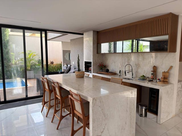 Casa com 390m² 3 quartos e 5 banheiros, para alugar, no bairro Jardins Valência em Goiânia