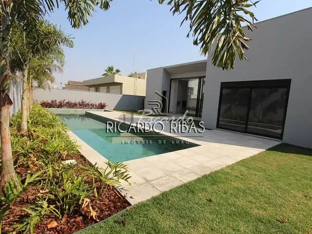 Casa com 882m² 4 quartos e 4 banheiros, à venda, no bairro Residencial Alphaville Flamboyant em Goiânia