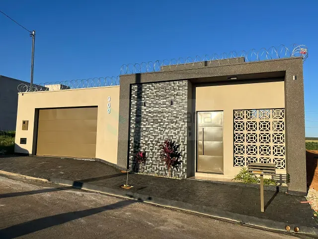 Casa 3 quartos e 3 banheiros, à venda, no bairro Morada Nova 4 em Patrocínio
