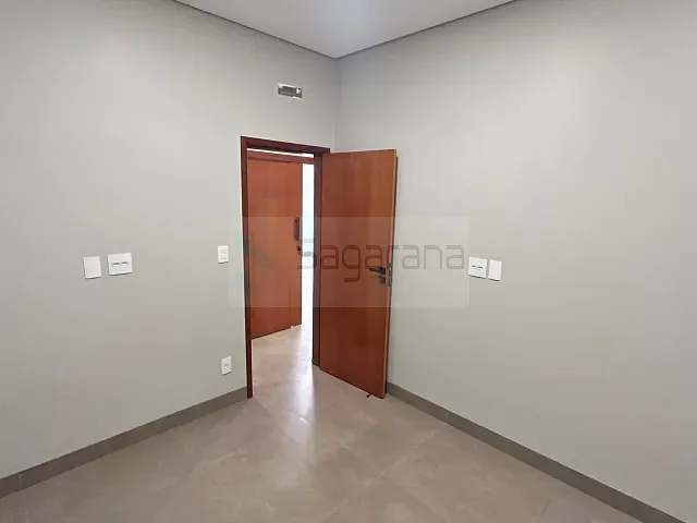 Casa 3 quartos e 3 banheiros, à venda, no bairro Morada Nova 4 em Patrocínio