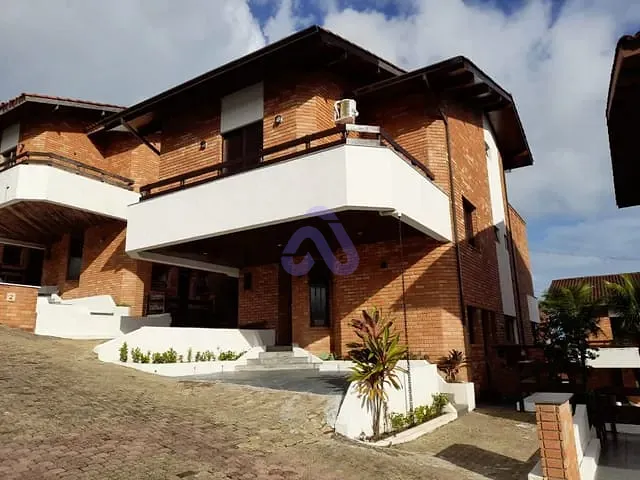 Casa com 800m² 5 quartos e 5 banheiros, à venda ou para alugar, no bairro Jardim Três Marias em Guarujá