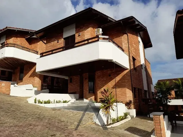 Casa com 800m² 5 quartos e 5 banheiros, à venda ou para alugar, no bairro Jardim Três Marias em Guarujá