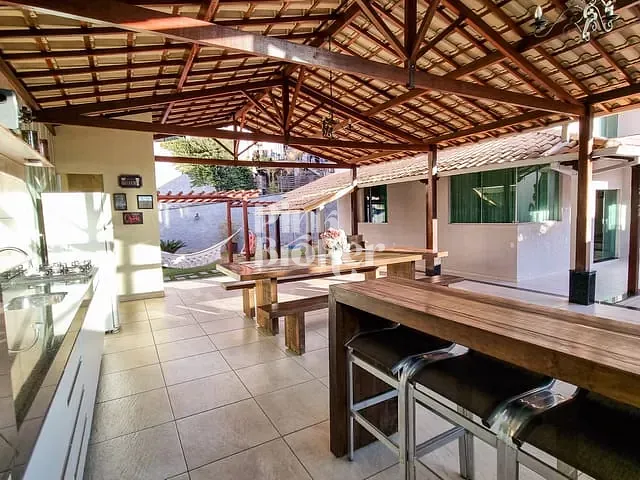 Casa com 368m² 4 quartos e 4 banheiros, à venda, no bairro Cabral em Contagem