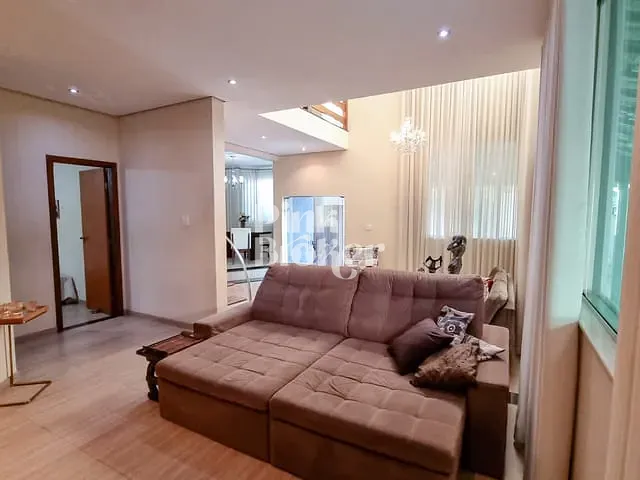 Casa com 368m² 4 quartos e 4 banheiros, à venda, no bairro Cabral em Contagem
