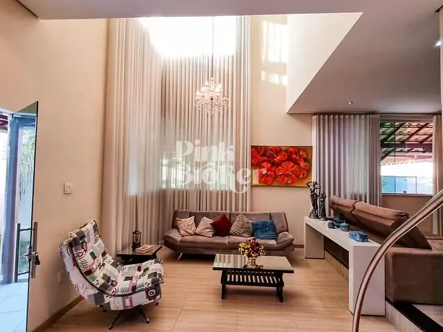 Casa com 368m² 4 quartos e 4 banheiros, à venda, no bairro Cabral em Contagem