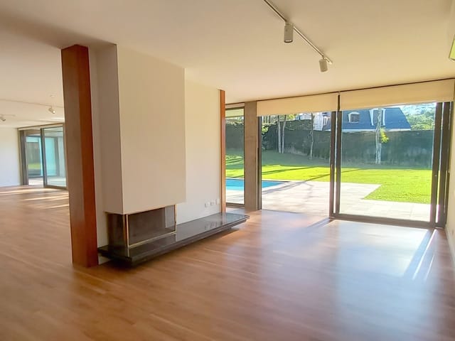 Casa com 1070m² 5 quartos e 7 banheiros, para alugar, no bairro Jardim Everest em São Paulo