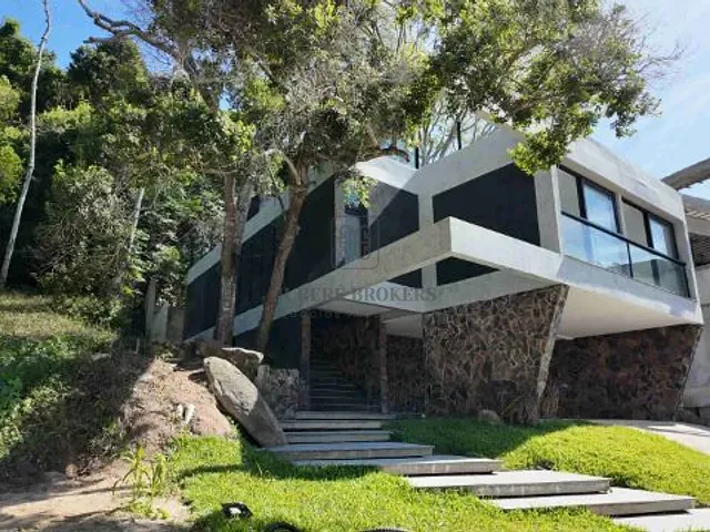 Casa 3 quartos e 4 banheiros, à venda, no bairro Canasvieiras em Florianópolis