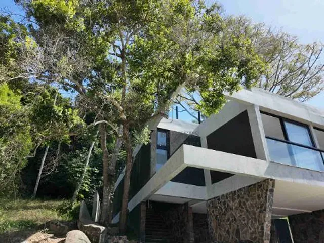 Casa 3 quartos e 4 banheiros, à venda, no bairro Canasvieiras em Florianópolis
