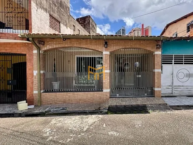 Casa com 150m² 3 quartos e 2 banheiros, para alugar, no bairro Umarizal em Belém