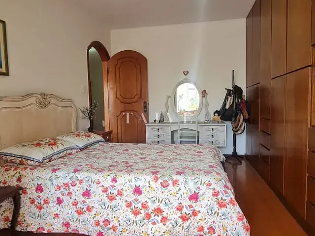 Casa com 342m² 4 quartos e 6 banheiros, à venda, no bairro Quebec em Londrina