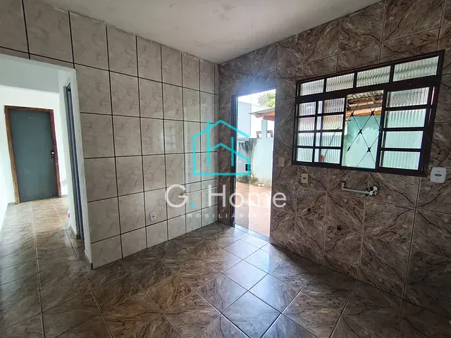 Casa com 250m² 4 quartos e 2 banheiros, para alugar, no bairro Franciscato em Londrina