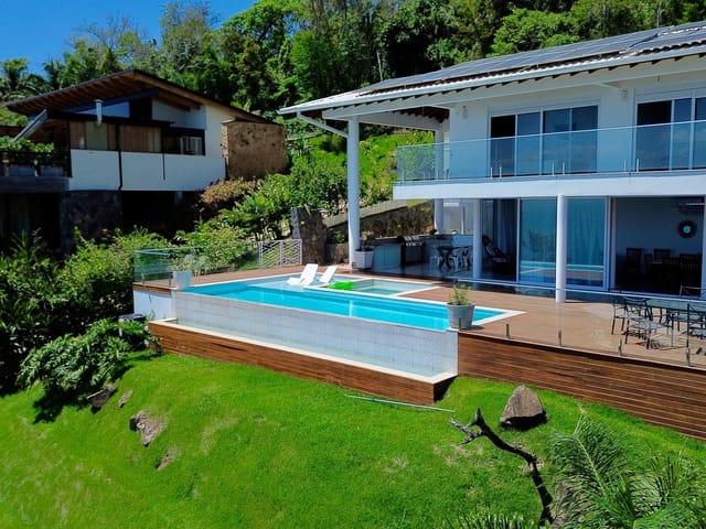 Casa 5 quartos e 6 banheiros, à venda, no bairro Pacoiba em Ilhabela