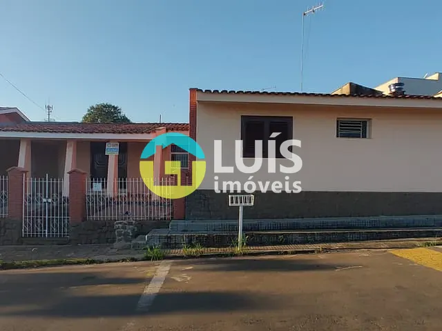 Casa 4 quartos e 3 banheiros, para alugar, no bairro Centro em Guaranésia
