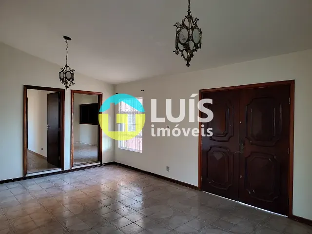 Casa 4 quartos e 3 banheiros, para alugar, no bairro Centro em Guaranésia