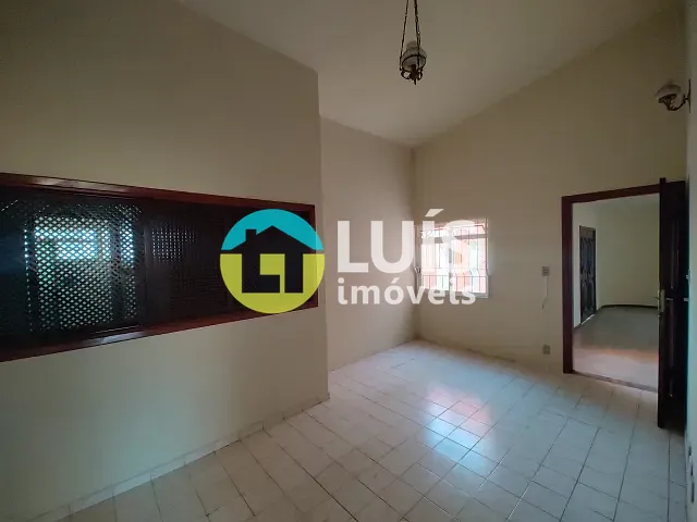Casa 4 quartos e 3 banheiros, para alugar, no bairro Centro em Guaranésia
