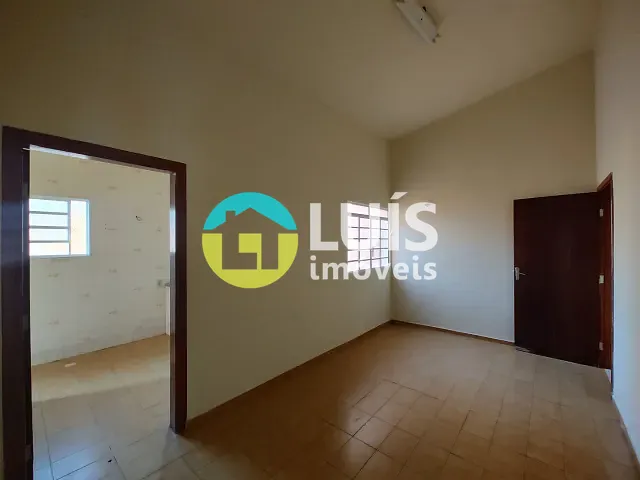 Casa 4 quartos e 3 banheiros, para alugar, no bairro Centro em Guaranésia