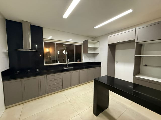 Casa com 392m² 4 quartos e 5 banheiros, para alugar, no bairro Jardins Valência em Goiânia