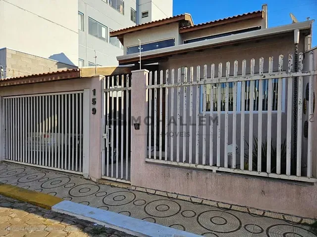 Casa com 222m², à venda, no bairro Centro em Piranguinho