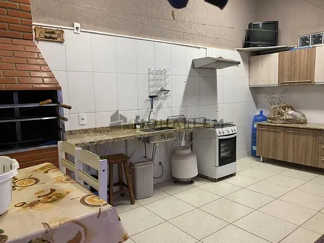 Casa com 222m², à venda, no bairro Centro em Piranguinho