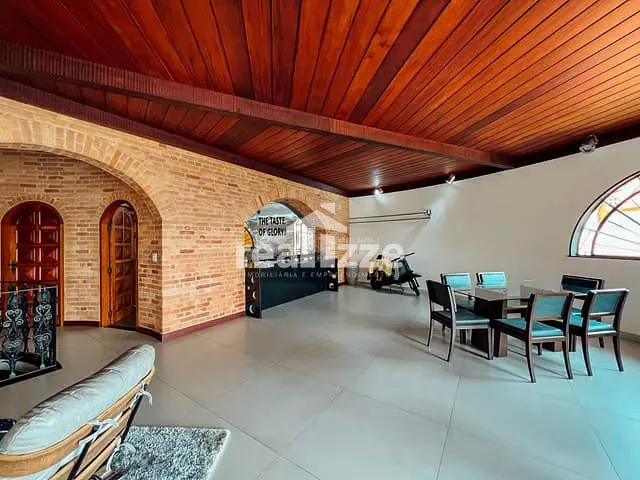 Casa com 973m² 4 quartos e 8 banheiros, à venda, no bairro Jd. Gustavo em Serra Negra
