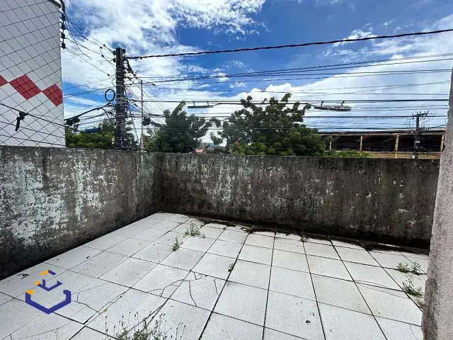 Casa com 263m², para alugar, no bairro Carlito Pamplona em Fortaleza