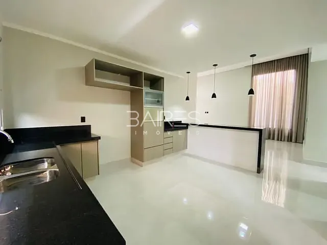 Casa com 300m² 3 quartos e 2 banheiros, à venda, no bairro Condomínio Residencial Campos do Conde em Bragança Paulista