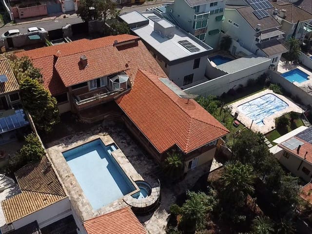 Casa 4 quartos e 7 banheiros, à venda, no bairro Vila Petrópolis em Atibaia