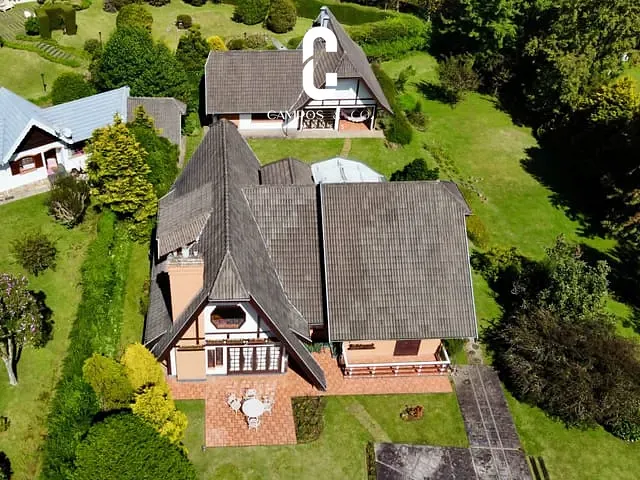 Casa com 1089m² 4 quartos e 3 banheiros, à venda, no bairro Alto do Capivari em Campos Do Jordão