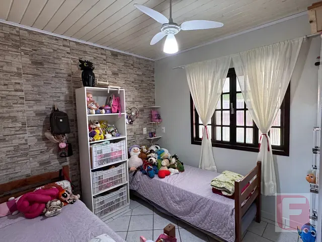 Casa com 360m² 3 quartos e 2 banheiros, à venda, no bairro Barra do Saí em Itapoá