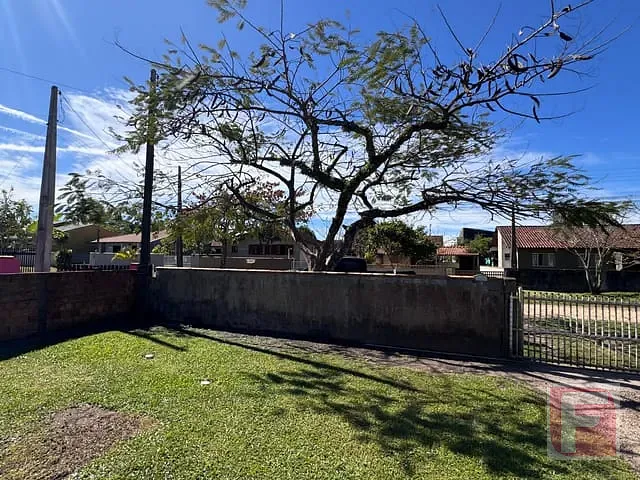 Casa com 360m² 3 quartos e 2 banheiros, à venda, no bairro Barra do Saí em Itapoá