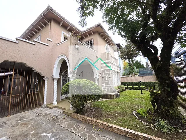Casa com 360m², à venda, no bairro Alto da Glória em Curitiba