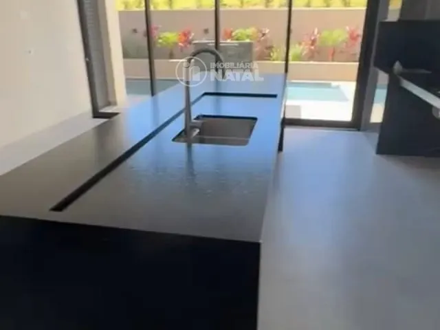 Casa com 252m² 3 quartos e 4 banheiros, para alugar, no bairro Conjunto Habitacional Alexandre Urbanas em Londrina