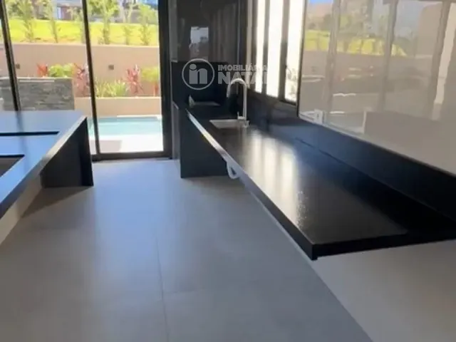 Casa com 252m² 3 quartos e 4 banheiros, para alugar, no bairro Conjunto Habitacional Alexandre Urbanas em Londrina